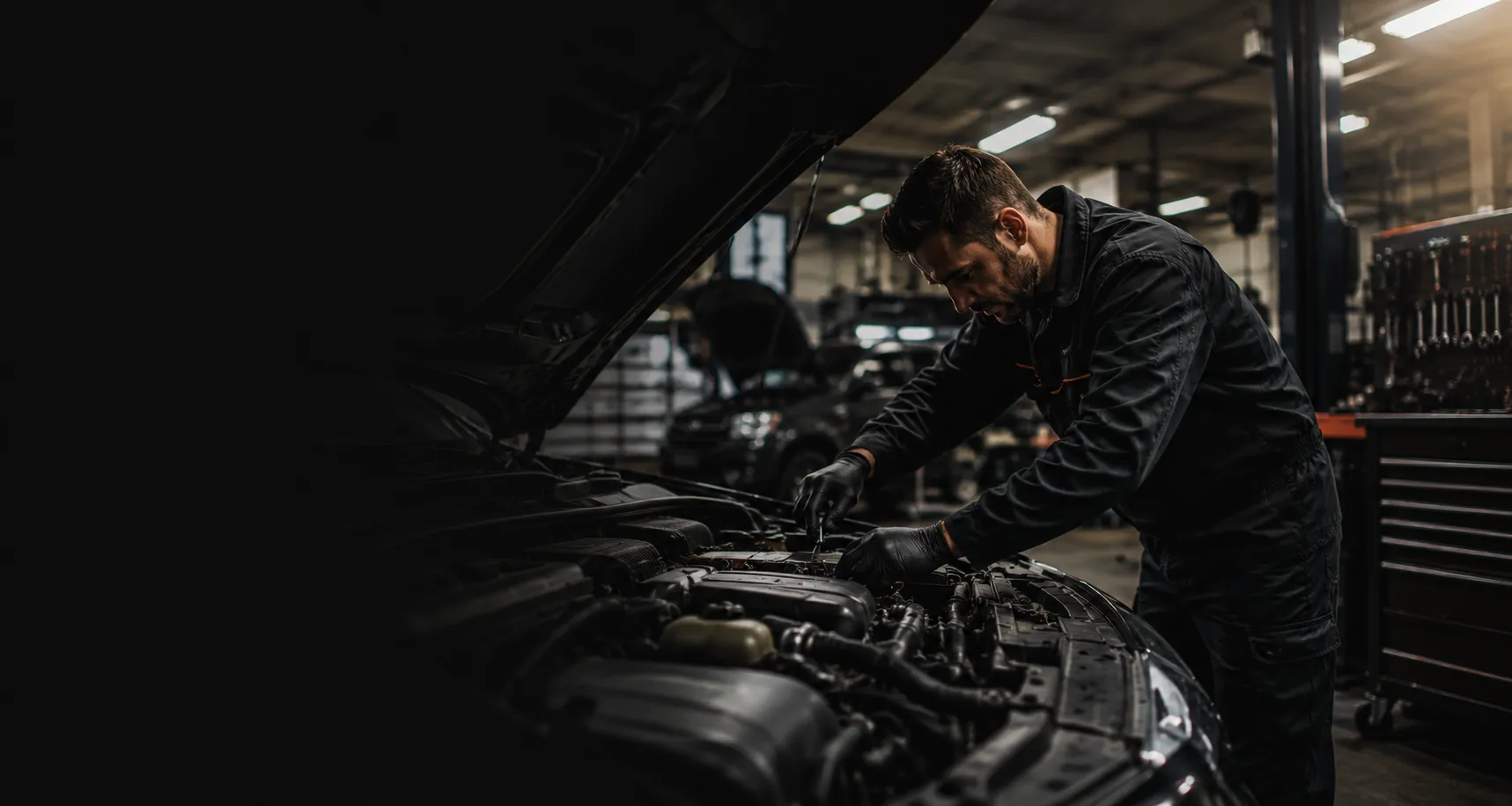 Mécanicien de Garage Moderne au travail sur un moteur dans l'atelier de Villeurbanne